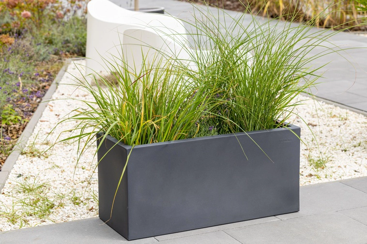 Nowoczesna duża donica do ogrodu lub naa taras w kolorze antracytowym